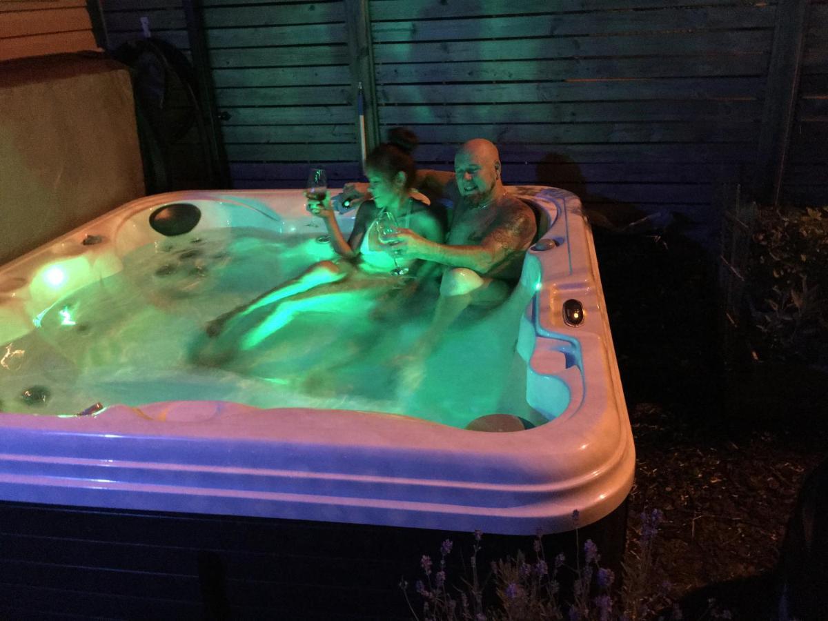 Love-Nest With Private Hot Tub Toronto Esterno foto